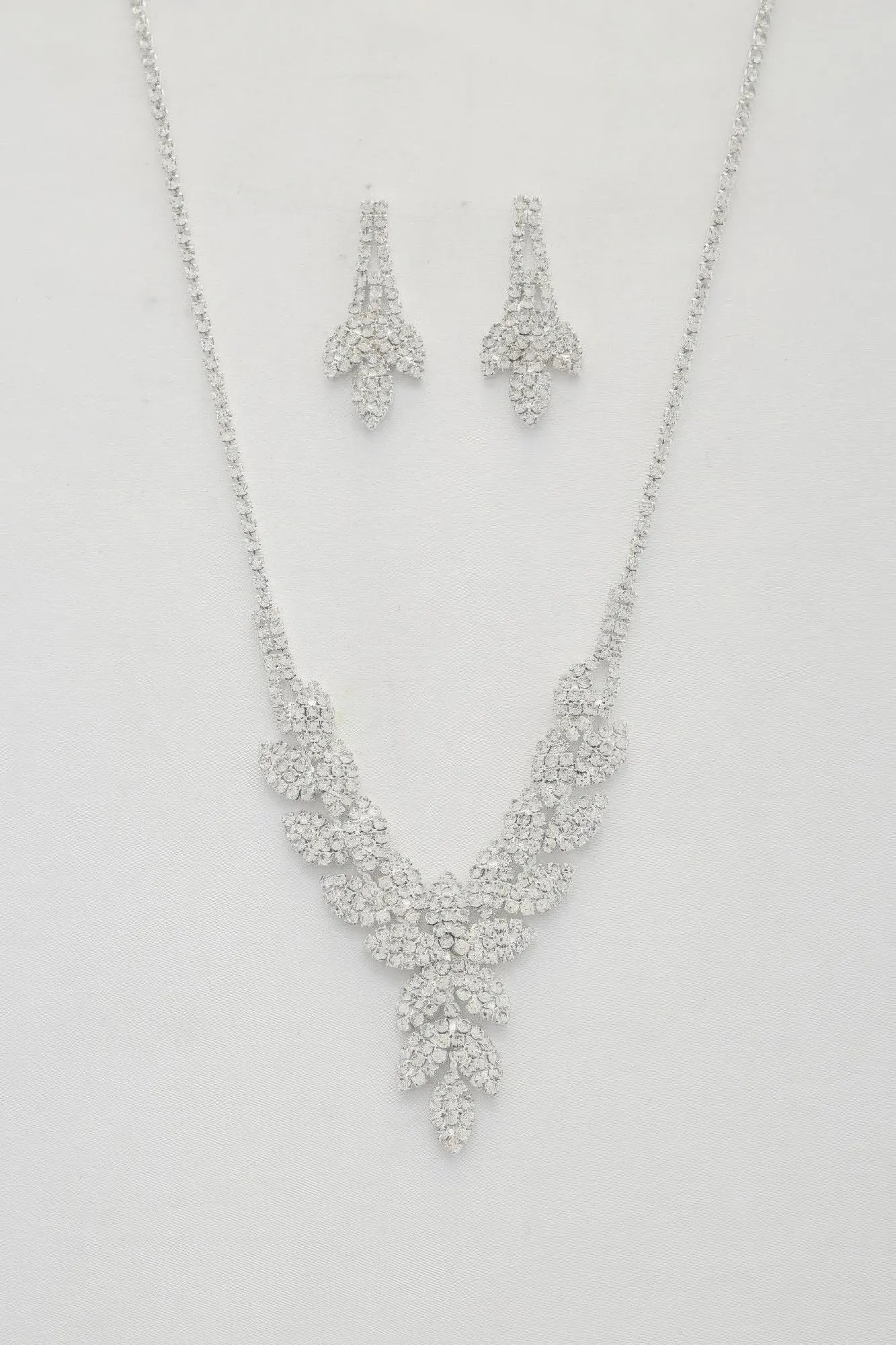 Leaf Pattern Crystal Necklace